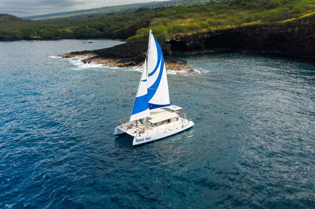 hoku-nui-luxury-catamaran-sailing-KEAUHOU-BAY-big-island