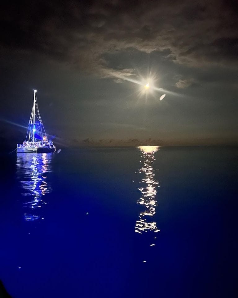 Hoku Nui at Manta Ray Village under full moon — manta ray tour Kona night, best manta tour Kona, manta ray village Kona, seaparadise.com/1st-manta-ray-snorkel-tour/