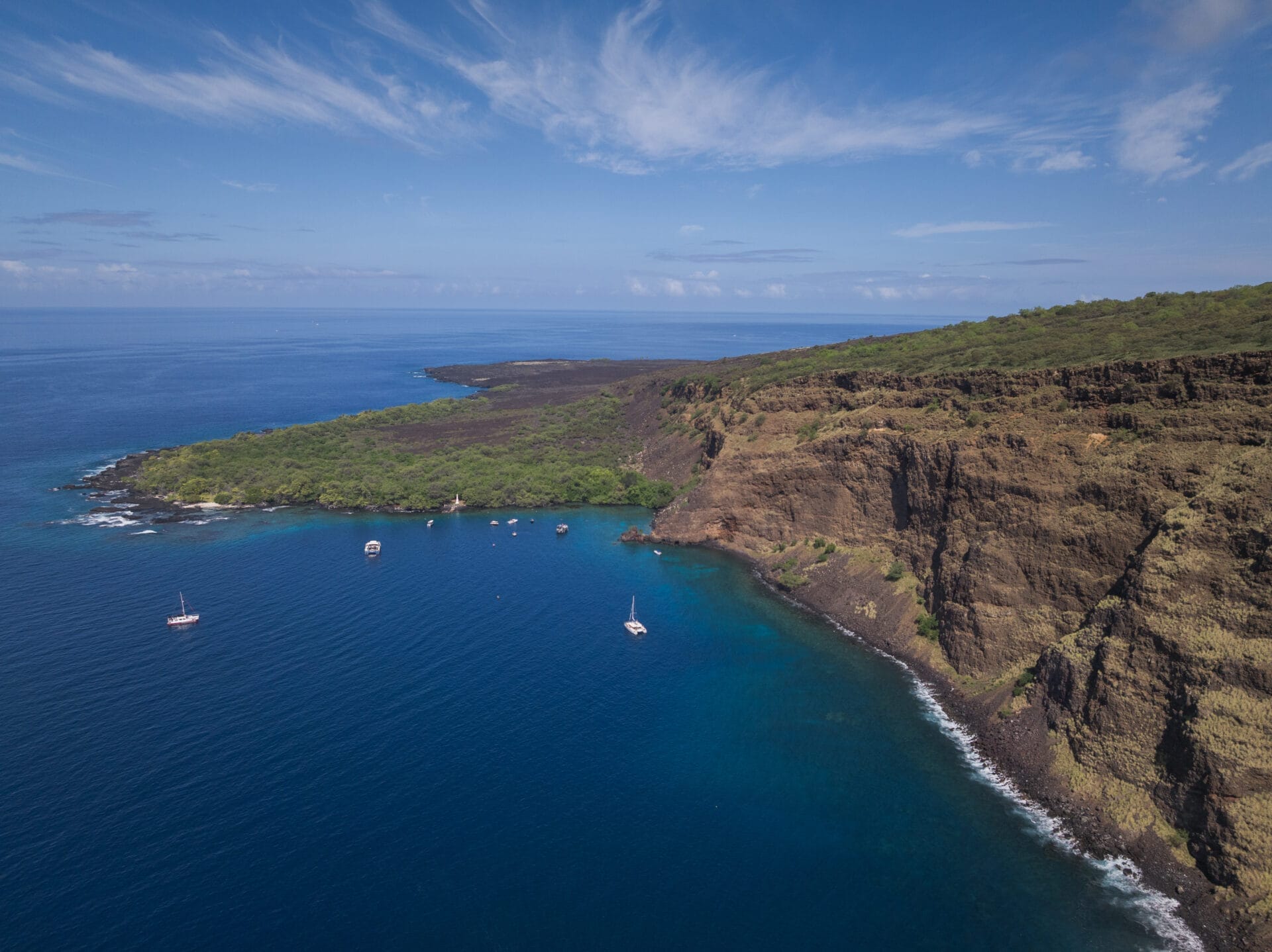Snorkel tour Kealakekua Bay and snorkel tours Kona — aerial Kona coast lava cliffs, Captain Cook Monument, tour boats, manta ray tours, sailing Kona coast, seaparadise.com